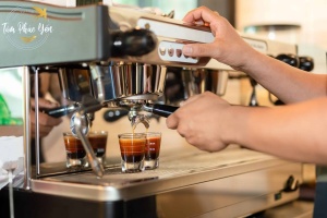 Cách pha cà phê máy được cho là đơn giản và tốn ít thời gian hơn, đặc biệt là so với phương pháp pha cà phê thủ công hoặc pha bằng phin.